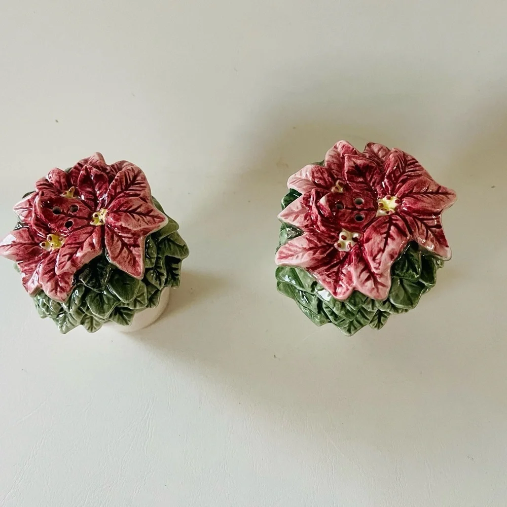 N/A features design poinsettia
